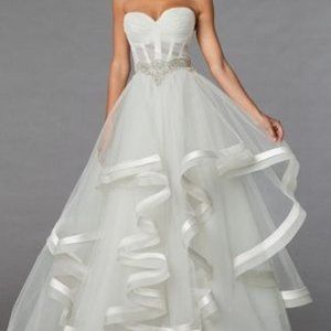 'Sweetheart Ball Gown in Organza' Wedding Dress